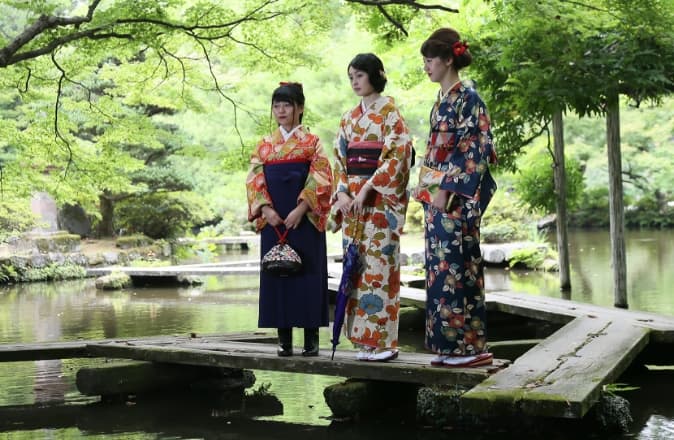 着物を着た３人の女性が、兼六園を観光している